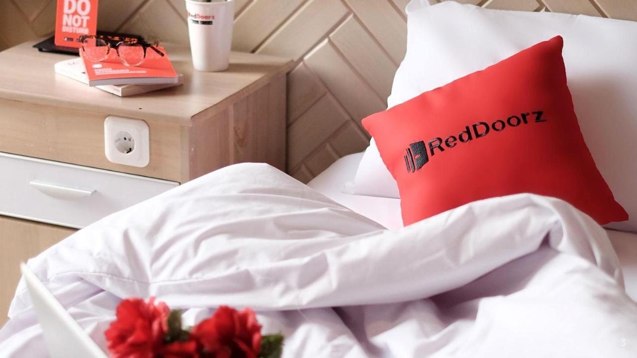 Reddoorz Ruby Star Truong Dinh Hotel